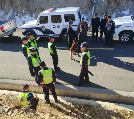 云南8岁女孩游玩时失踪，警方调取境外监控。
 孩子拿水时突然不见踪影。
1月19