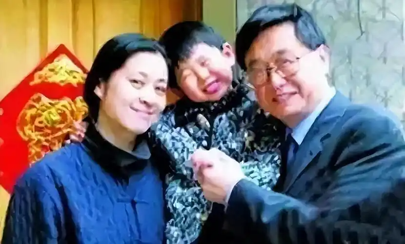 一次节目，61岁的倪萍说：“有一件事，我骗了观众朋友们将近30年，今天我决定说出