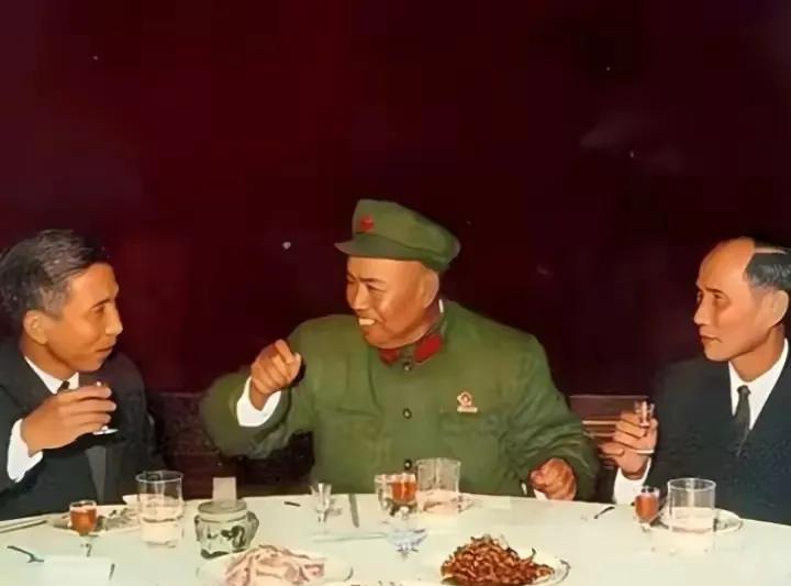 豪爽的许世友将军
古来圣贤皆寂寞，唯有饮者留其名。看看许世友将军宴请友人，桌子上