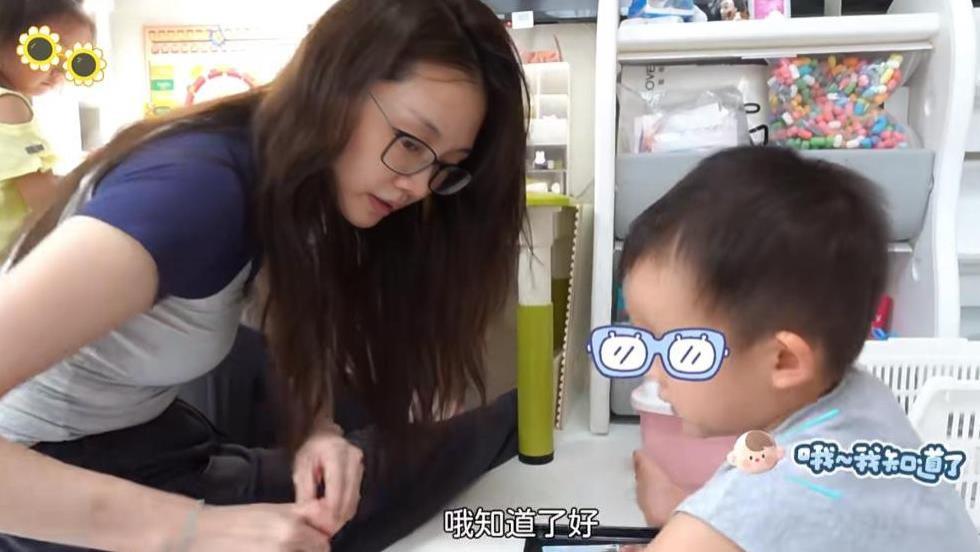 苗苗晒带娃日常，儿童房内完全看不见三宝踪影，2岁儿子格外懂事