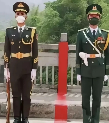中越边境线上的中国士兵vs越南士兵。两位士兵都英姿飒爽，身体挺拔，就连服装都很相