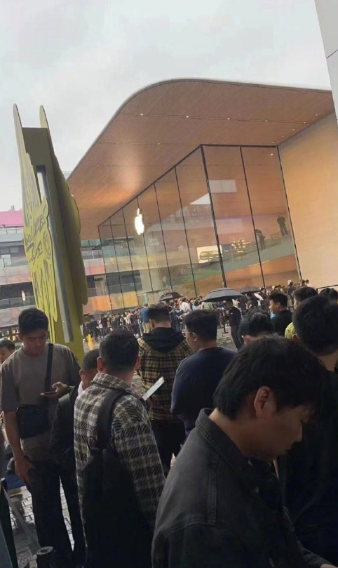 暴雨中排队等候拿iPhone 16系列，这才是真爱。谁说今年iPhone 16系