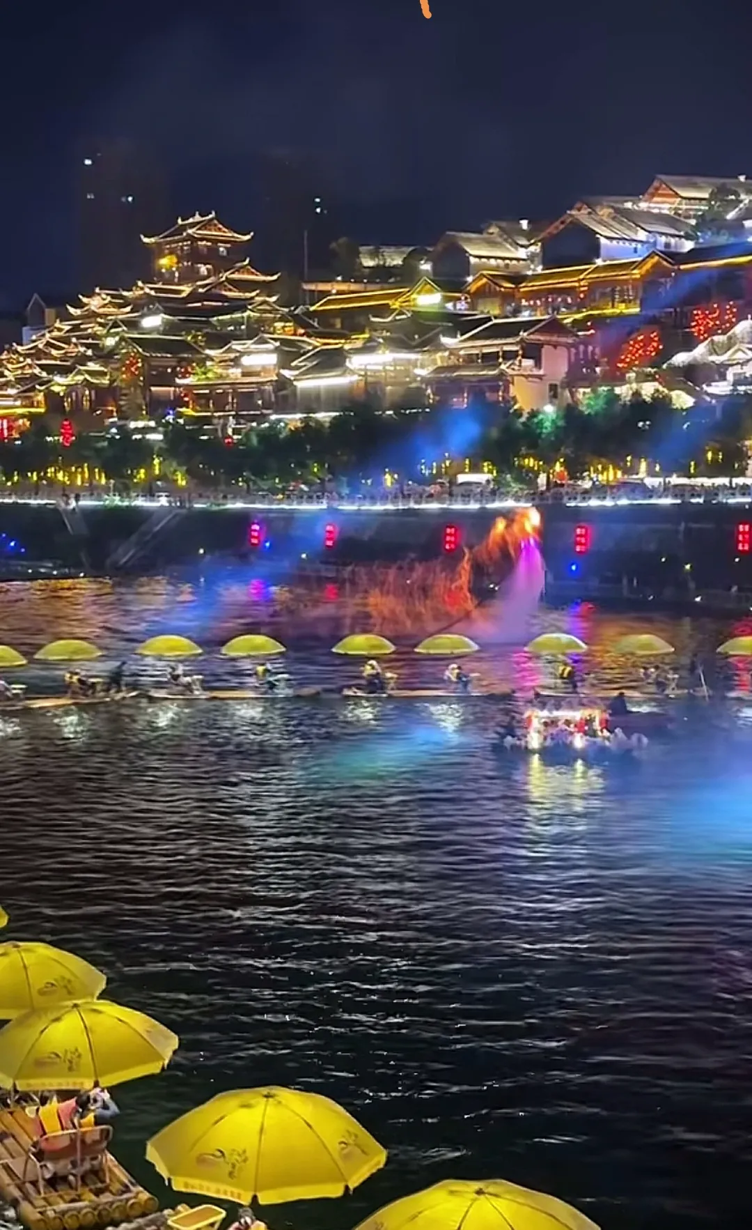 夜幕降临，湖北宣恩的贡水河被点缀得如诗如画