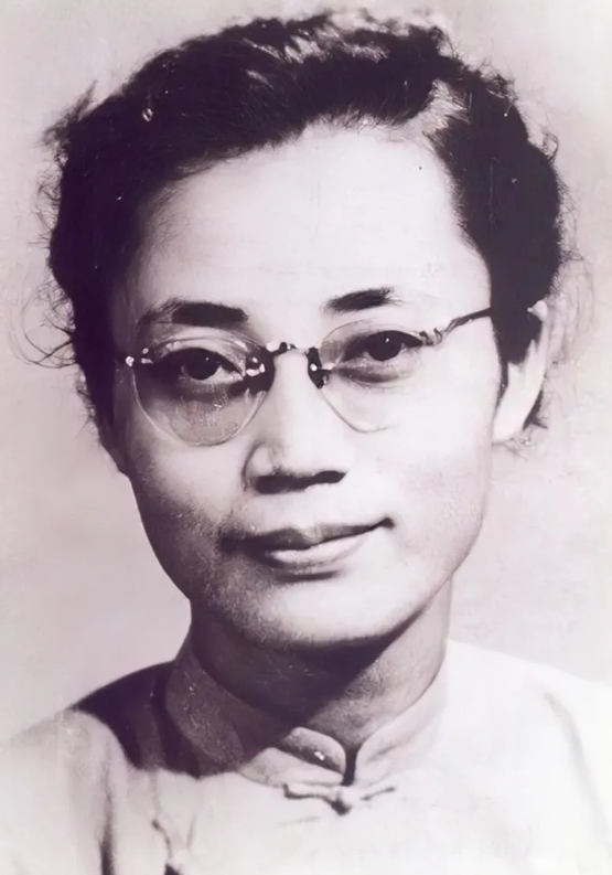 1950年，在台湾潜伏的女地下工作者，在即将被敌人逮捕的关键时刻，她突然开口：今