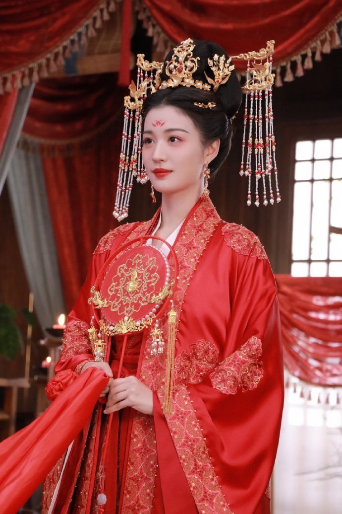 王楚然口碑逆转，网友评她在《柳舟记》中，古装造型凤冠霞帔很配。越看，越觉得有道理