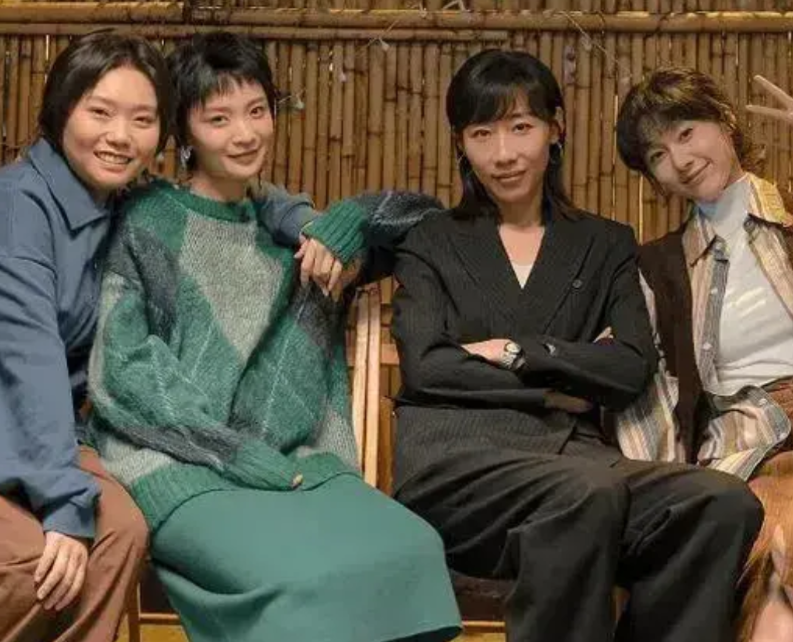 四个才女同框，只有她最陌生：
第一，最左边是李雪琴，北大才女，
第二，中间是史策