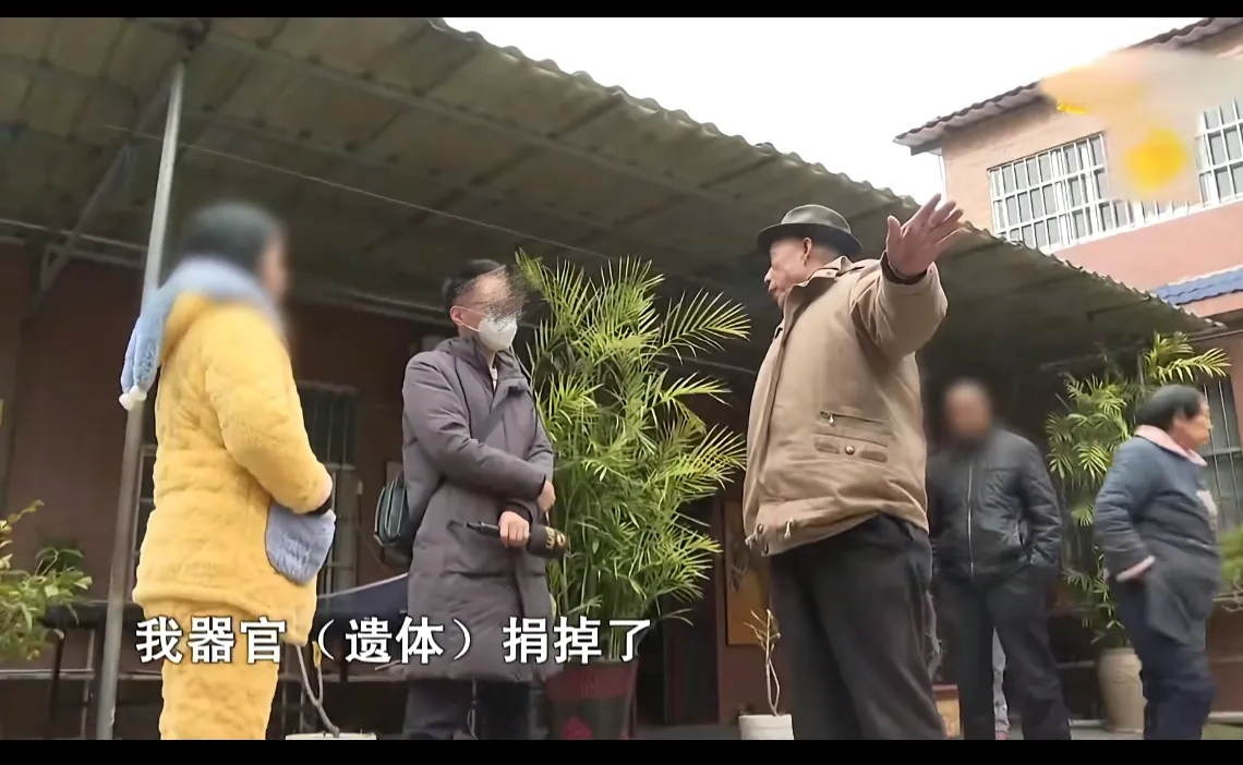 重庆一男子，74岁，交往了一位37岁的女子。一个月4000的退休金不够花，决定卖