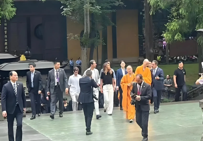 叙利亚巴沙尔政权倒台，灵隐寺意外走红！因为网友们热议的话题竟是：去灵隐寺上香许愿