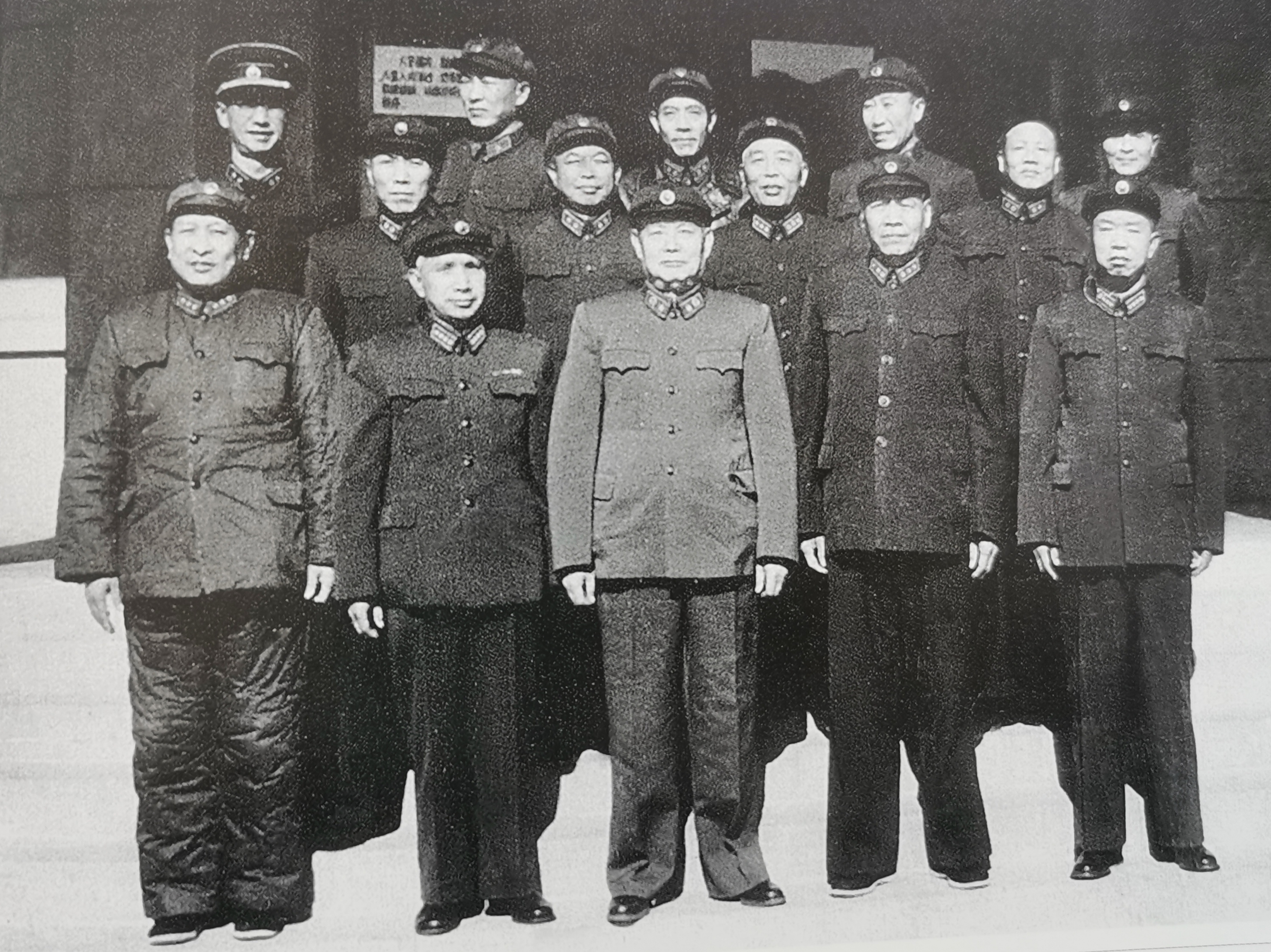 1963年，叶剑英到北京高等军事学院视察工作，留下这张珍贵的合影。前排左一是开国