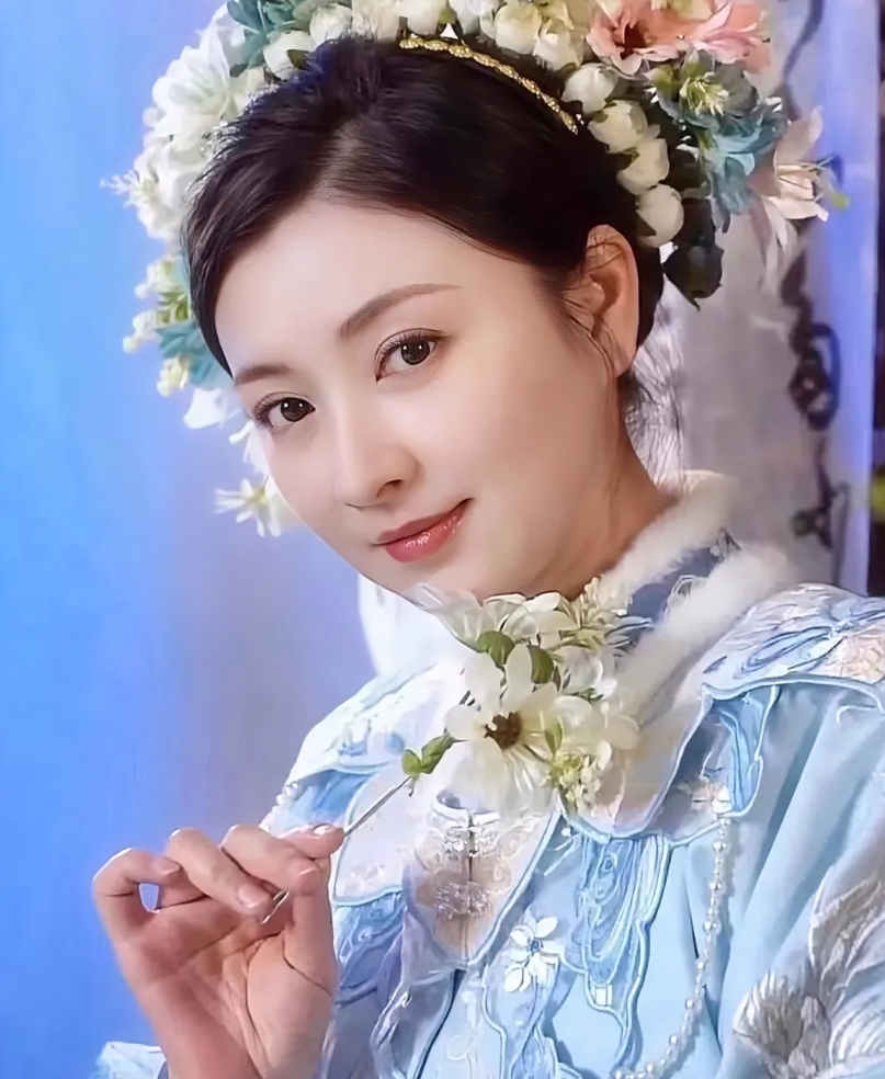 还记得《甄嬛传》里的美女＂沈眉庄＂吗？她的扮演者也是一个妥妥的大美女，名字叫斓曦