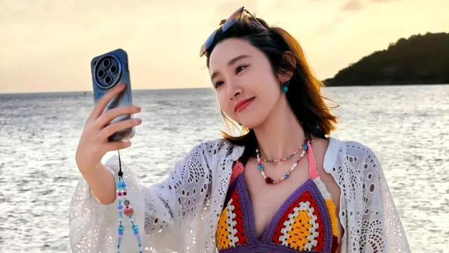唐艺昕晒与张若昀亲吻照，沙漠游泳身材好！五岁女儿高的离谱