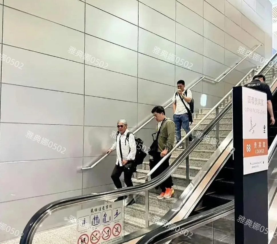 机场偶遇霍震霆霍启刚父子俩，两人身边没有随行人员，自己拿行李！
78岁的霍老虽然