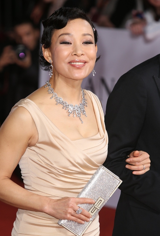 59岁陈冲衣品下降了？镜头下的她身穿一袭裸色紧身鱼尾裙出席活动，走在红毯上。她留