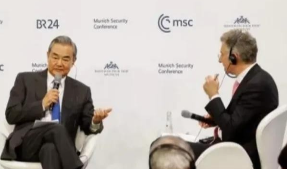 在德国慕尼黑王外长会见媒体时我发现了一个细节！

慕尼黑，王外长会见记者。灯光打