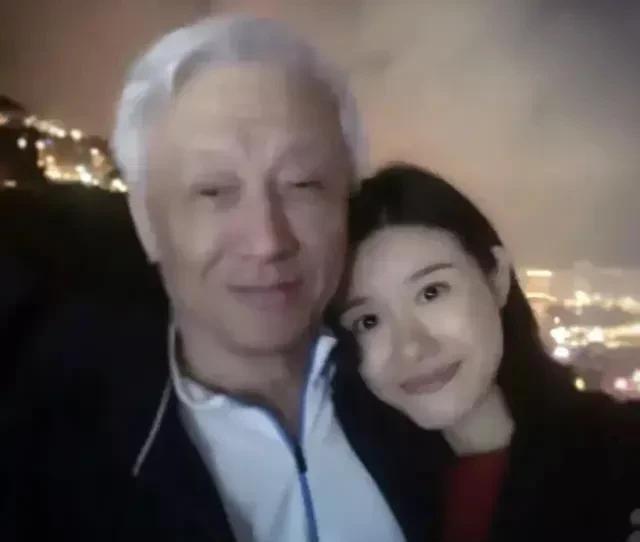 谢寒冰丝毫不惧曹兴诚提告，昨晚又曝光了多张亲密照，表示：

张照片怎么看都不像是