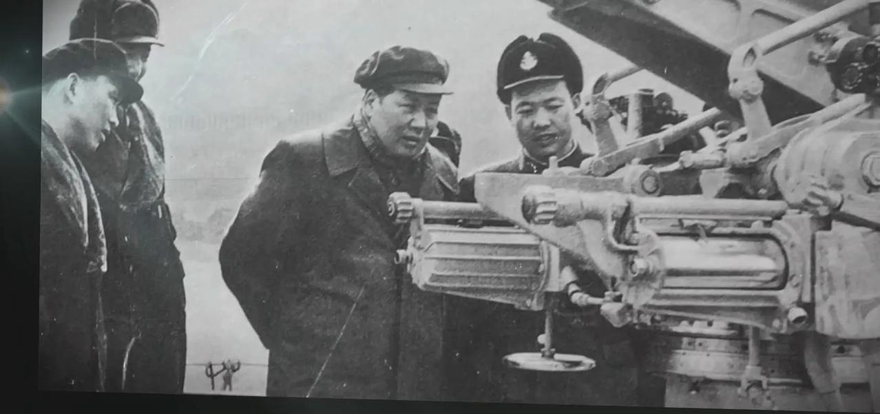 1953年，毛主席首次登临长江舰，四天三夜从武汉到南京巡查军队，这也是毛泽东作为