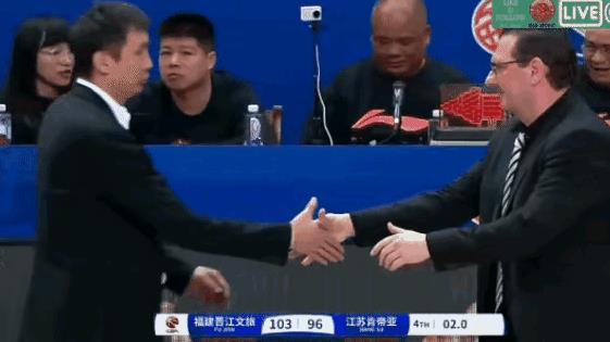 凯撒奏凯真飒！凯撒真有一套！昨晚CBA副班长福建男篮终于抓了个垫背的，他们在主场