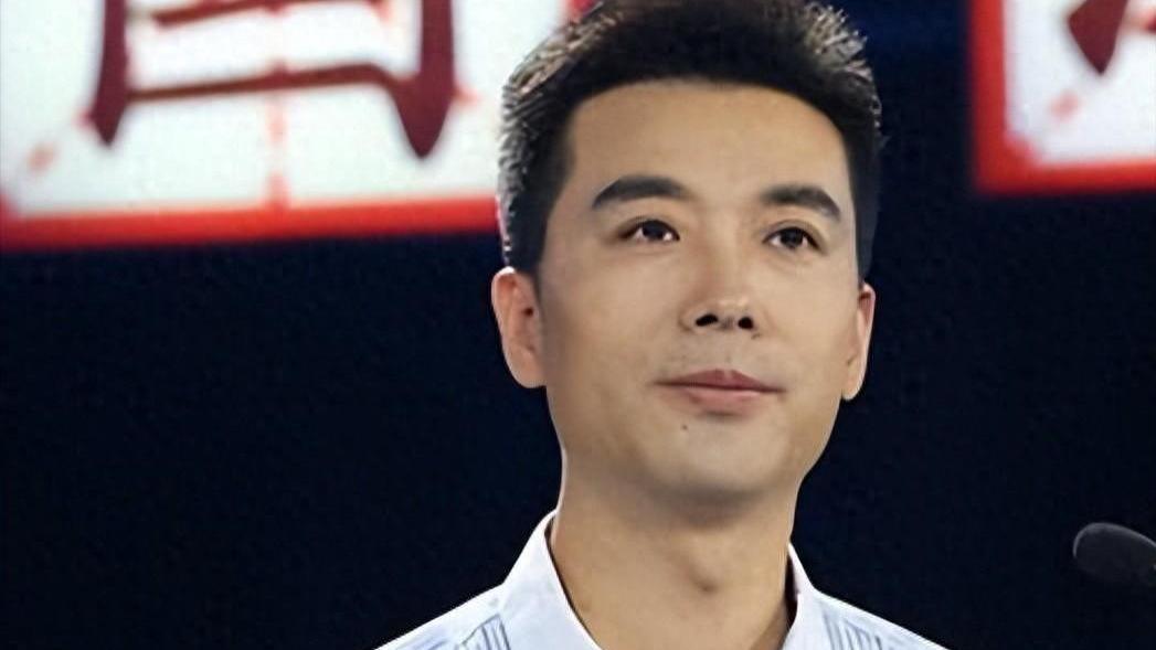 他是央视最帅主播，低调隐婚妻儿幸福，却不顾名声送父母去养老院