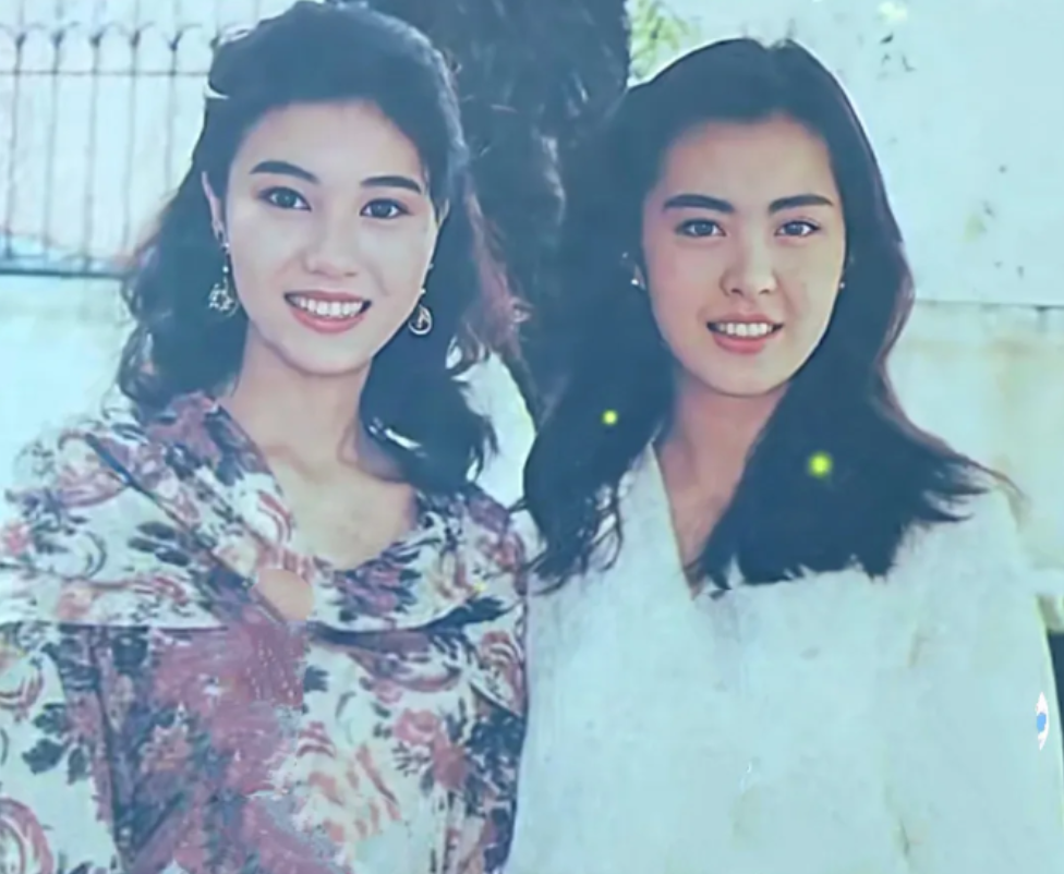 25岁的李嘉欣和28岁的王祖贤在90年代的那张合照啊，可真是让人忍不住感叹！李嘉