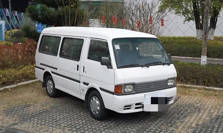 穿梭时光的车影：回忆马自达E2000
    今天看到了马自达E2000面包车的