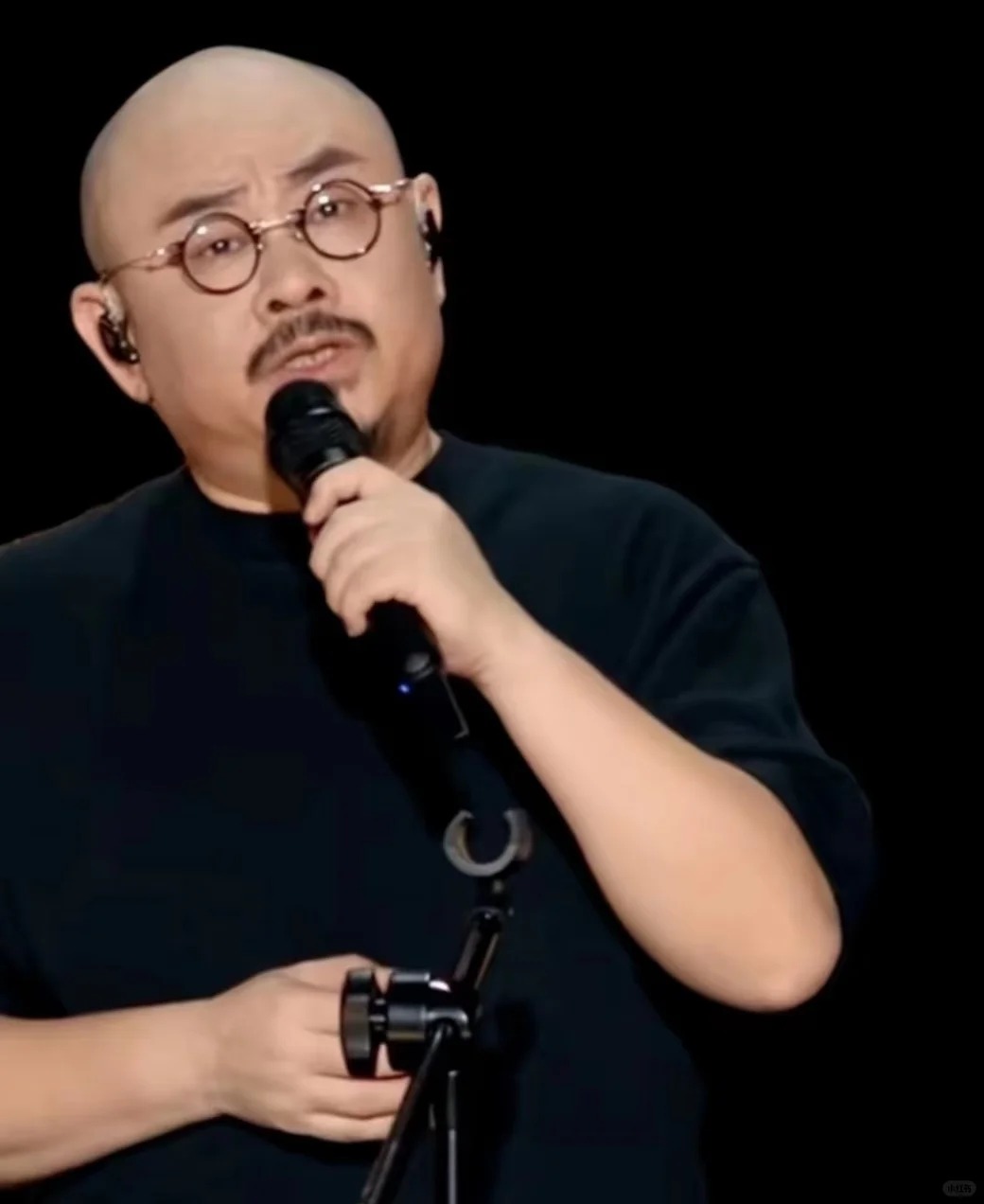 94 岁老人从成都到广州，只为追刀郎
近日，一则令人感动的消息在娱乐圈中传开，刀