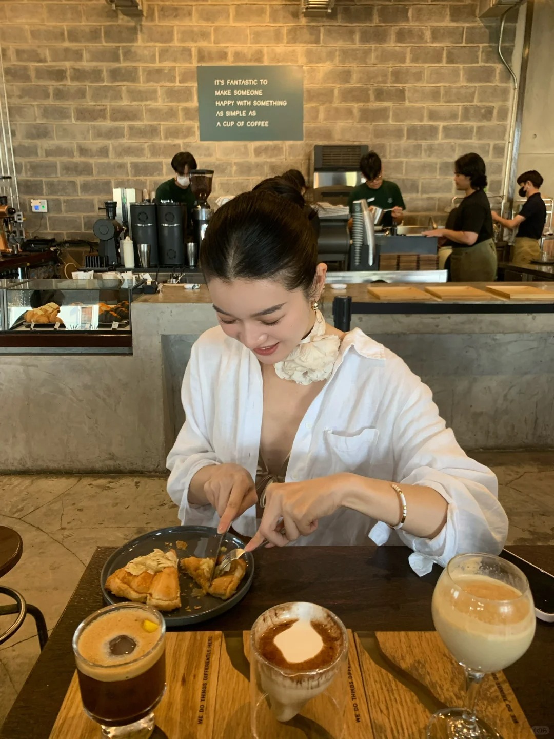 七点爬起来终于喝到了曼谷排名第一的咖啡☕️
先说评价：我觉得值得！！
.
这次酒