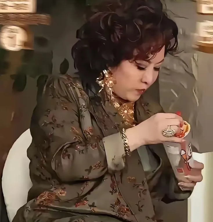 最近看到一个明星开直播，坐着轮椅还穿金戴银的，我心里就犯嘀咕，她莫不是落魄了？毕