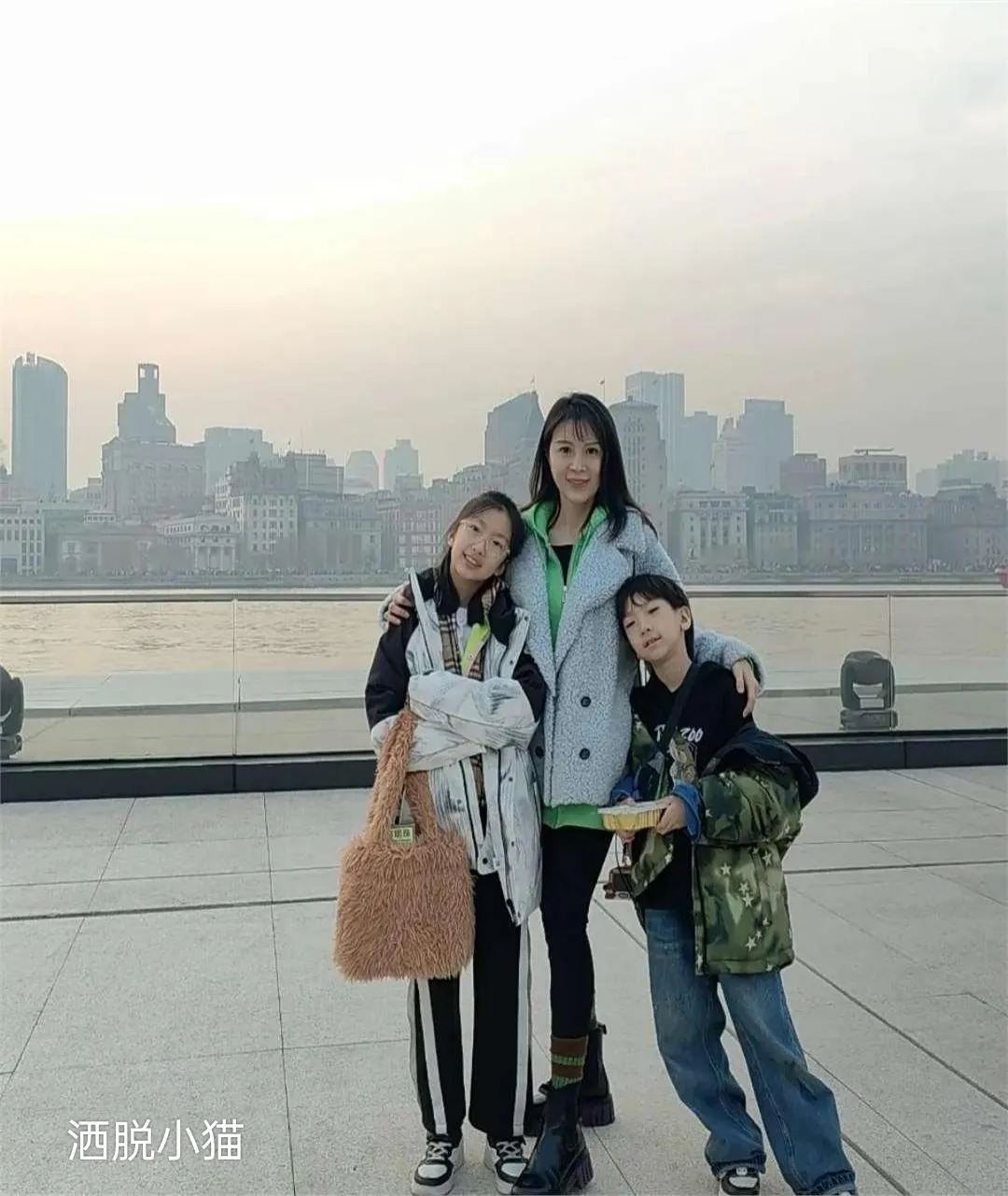惊艳回归！金巧巧携双胞胎宝贝炸裂上海滩，东方明珠下再现星光熠熠。单身妈妈魅力不减