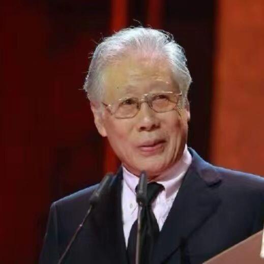 焦晃坐轮椅领奖，全场致敬传奇！