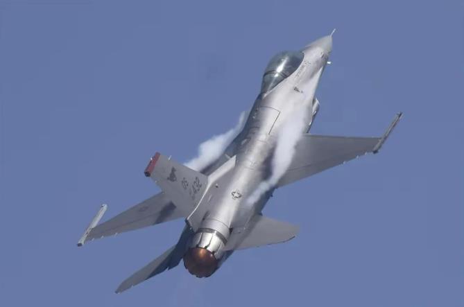 俄军击落乌F-16，俄富将兑现1500万卢布奖金。我发现3个很有意思的现象：
