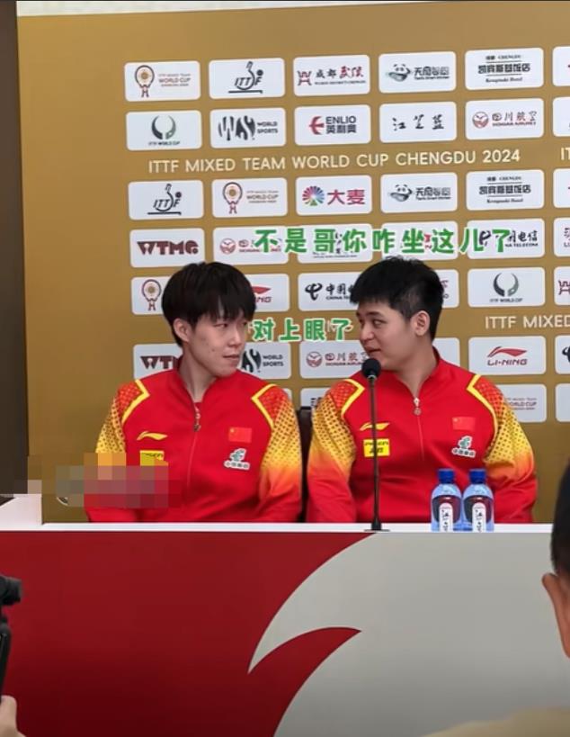 太搞笑了吧！国乒2连胜后来到采访区，小石头先一步坐到旁边，准备把C位让给王楚钦，