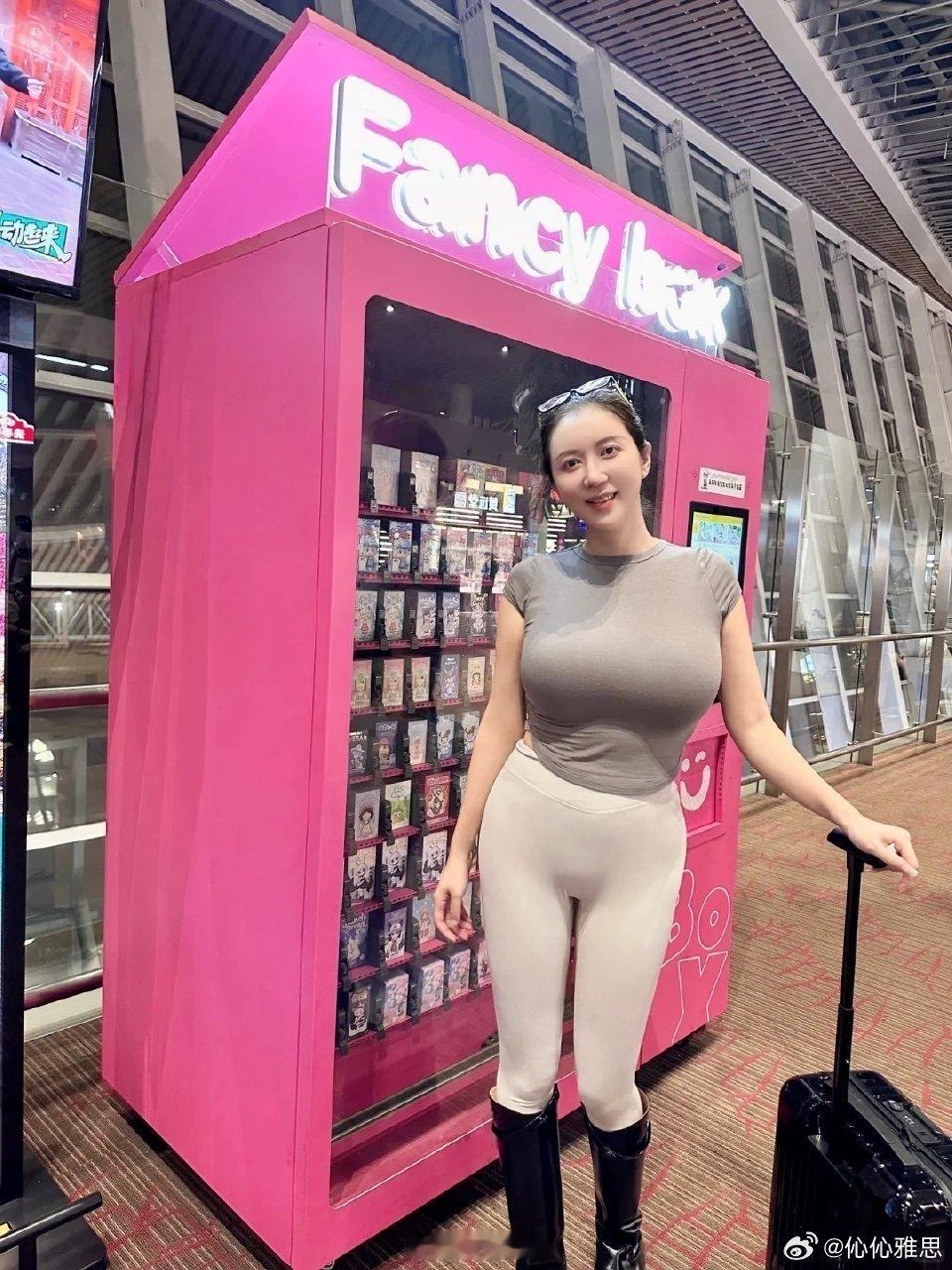 灰T配白裤，黑靴添酷，机场时尚风尽显。