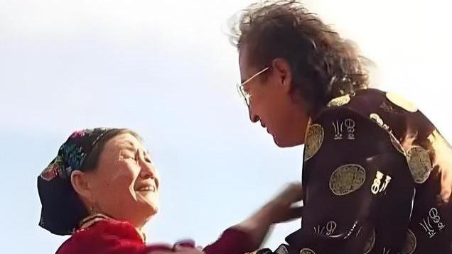 狼戈登上央视跨年晚会演唱《苹果香》！他离异单身，儿子也是歌手