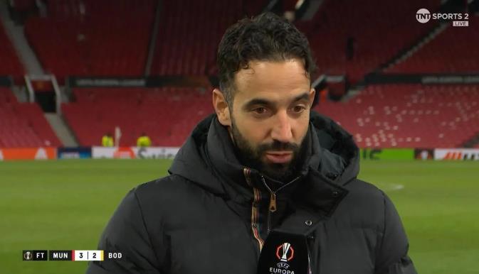 曼联欧联取胜，主帅阿莫林接受采访时表示：小伙子们干的不错，我们在迈向复兴的路上走