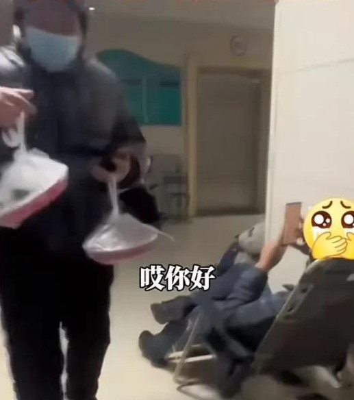 在除夕夜这样的时刻，尽管大多数人都在享受家庭团聚的快乐时光，却仍有不少人坚守在工