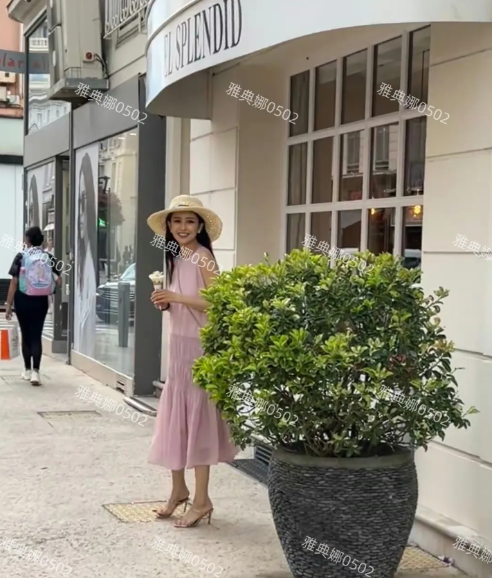 偶遇佟丽娅，本人脸巨小身材苗条很年轻，浓眉大眼五官深邃，妥妥浓颜系大美女！
她穿