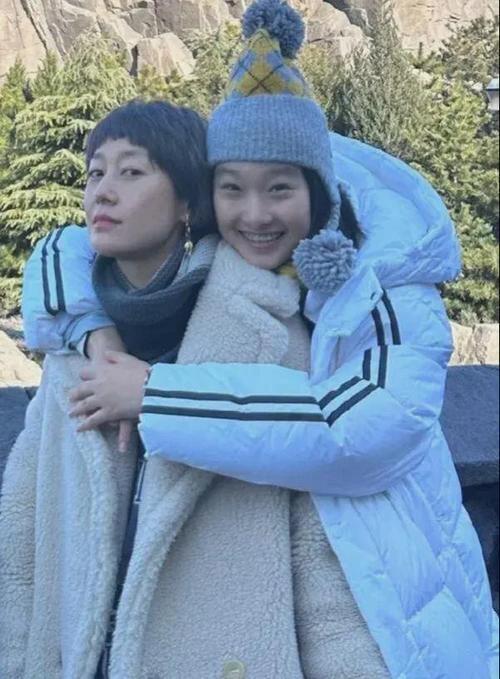 马伊琍携女出游，文爱马展现美貌与气质