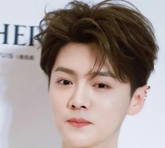 鹿晗关晓彤恋情走向成谜？
最近网红鹿哈求婚女友成功上了热搜，不少网友乍一看词条，