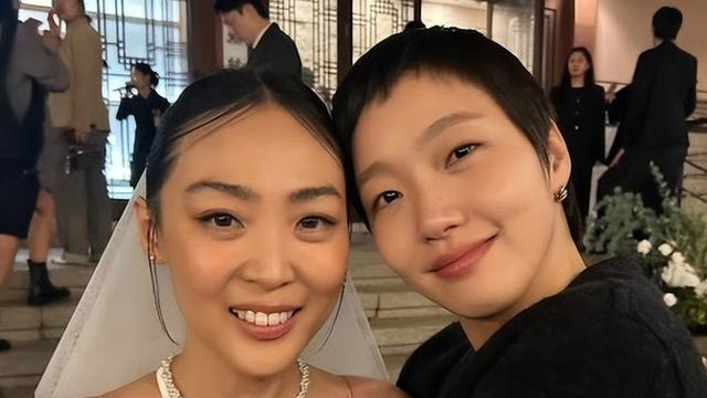 金高银近照状态似少女，超短发帅气利落，边佑锡帅气得像拍电视剧