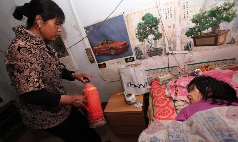 家家都有难念的经
我堂哥长我七岁，二伯母生病，起初他和堂嫂的意思要大堂姐，二堂姐