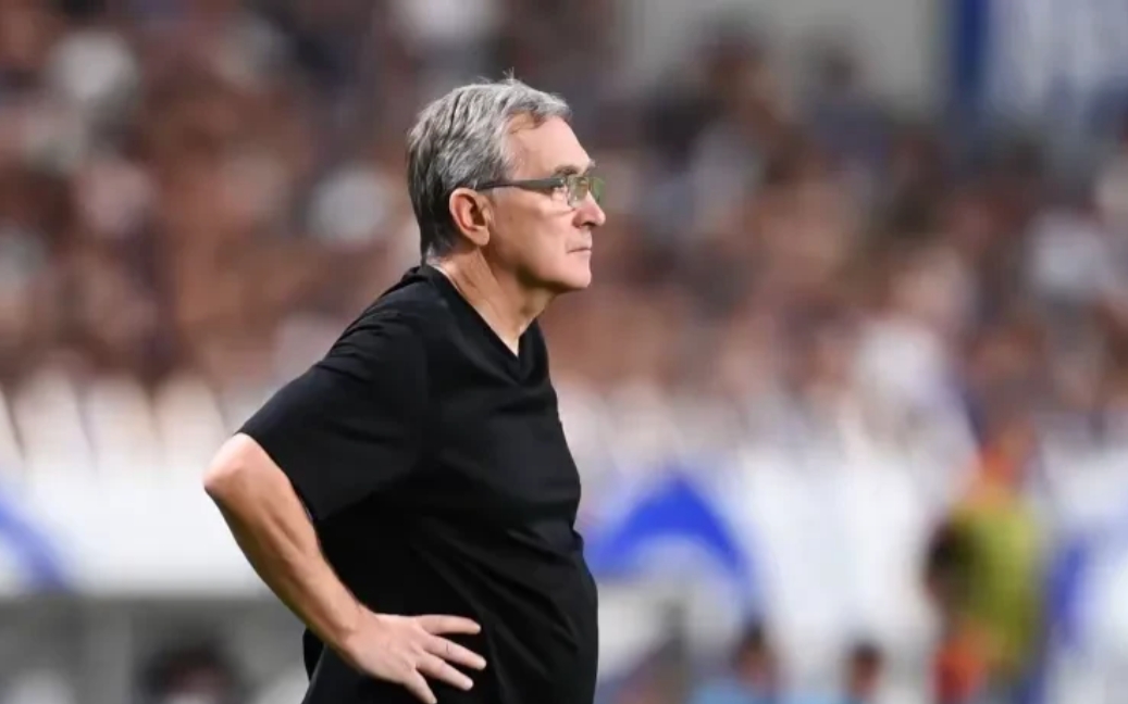 关于昨晚世预赛，虽然中国队主场2比1险胜印尼队，但对教练用人和换人有四个质疑点：