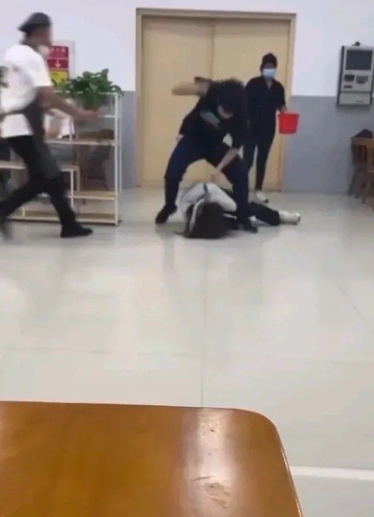 自从有了青岛路虎女司机事件后，打人的处罚就不好判断了，女方多次殴打男方，

男方