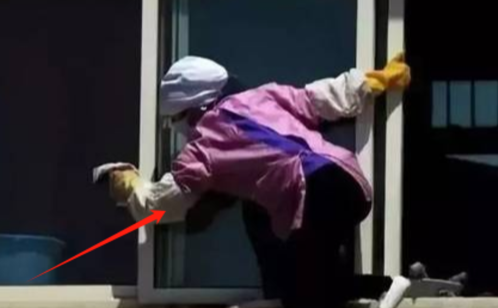 浙江桐庐，男子林峰酒后归家，却发现女友将房门反锁。邻居68岁赵阿姨见状心疼，提议