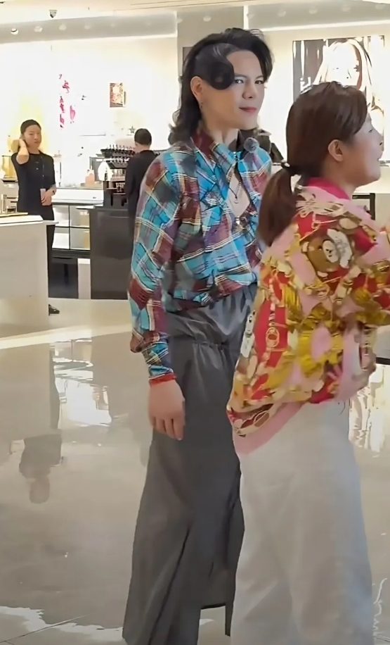 在机场发现一个美女，看起来面熟，想不起来是谁了？