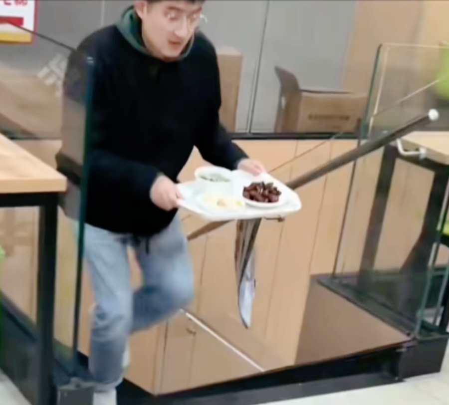 这名小伙火了！母子二人在餐厅吃完饭后，转身就要走，一大爷突然跑到两人身边，询问对