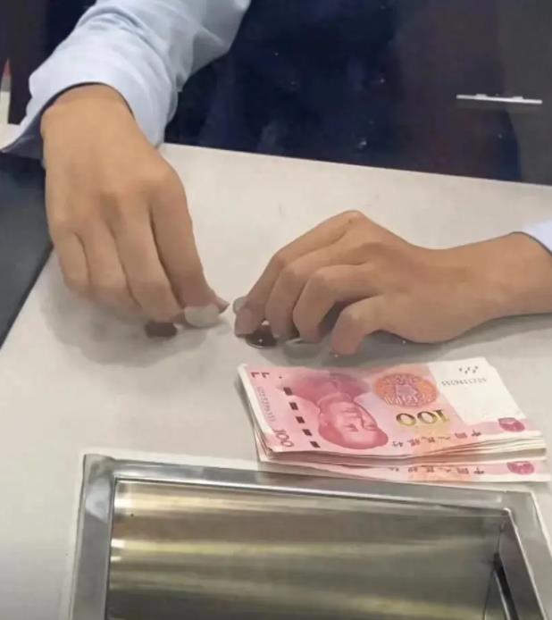 女子银行卡限额500，提额被要工作证明！一怒之下销卡：3分钱拿来！
 
规定针对