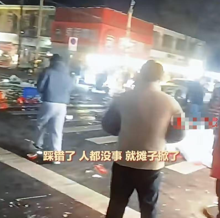 开封一私家车冲撞夜市摊，目击者发声，内幕曝光，现场一片狼藉！