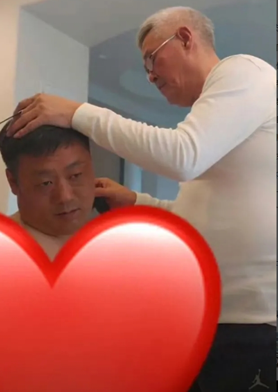 搁郭德纲办不出这种事来，本山大叔化身托尼老师亲自操刀给徒弟宋晓峰理发，瞧宋小宝这