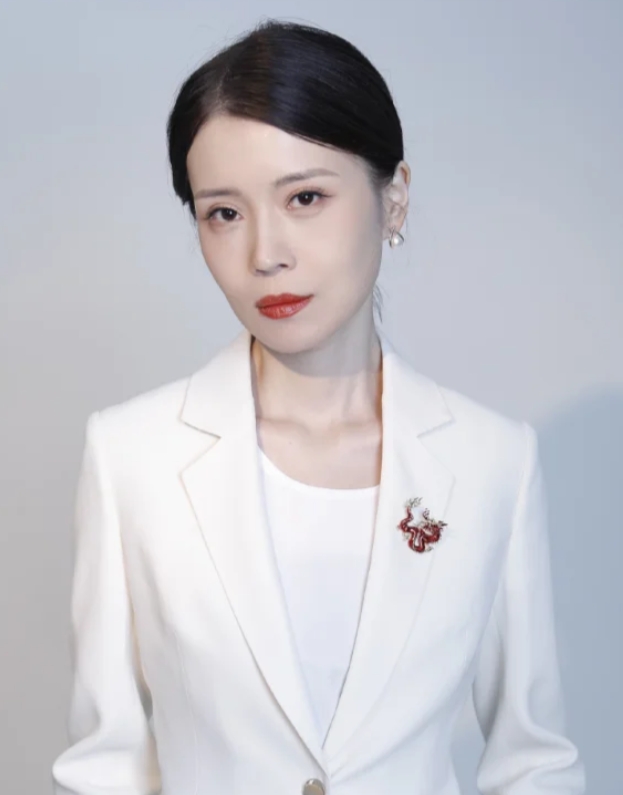 胡琳娜：在父母离异的阴影中长大，不敢结婚