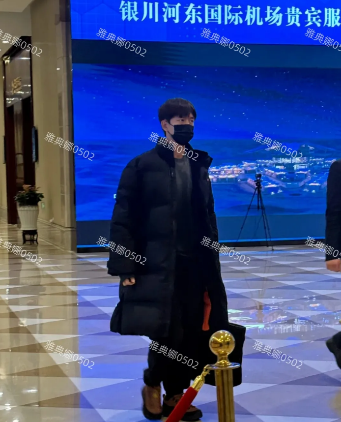 银川机场偶遇李现，他本人个子好高至少1米85，头小腿长比例特别好，顺毛看起来很乖
